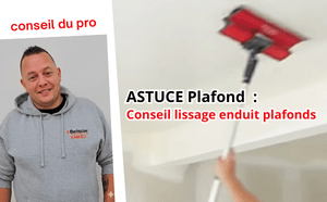 application et lissage d’un enduit au plafond sur chantier intérieur